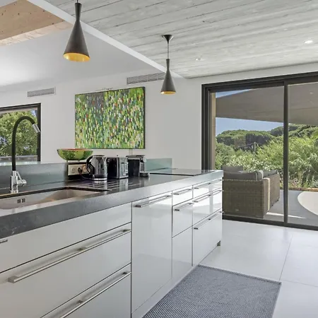 Luxurious In With Pool Feriehus